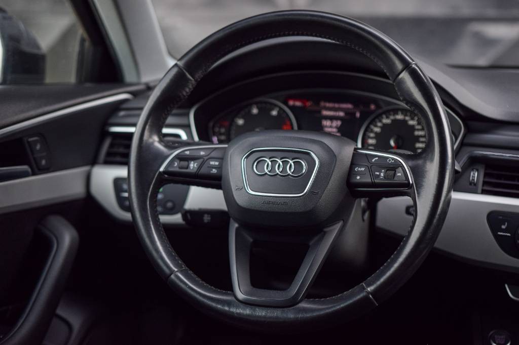 Audi A4 2.0 TDI S-LINE, PREVERENÉ VYMENENÉ ROZVODY BRZDY OLEJ a FILTRE SERVISNÁ KNIHA