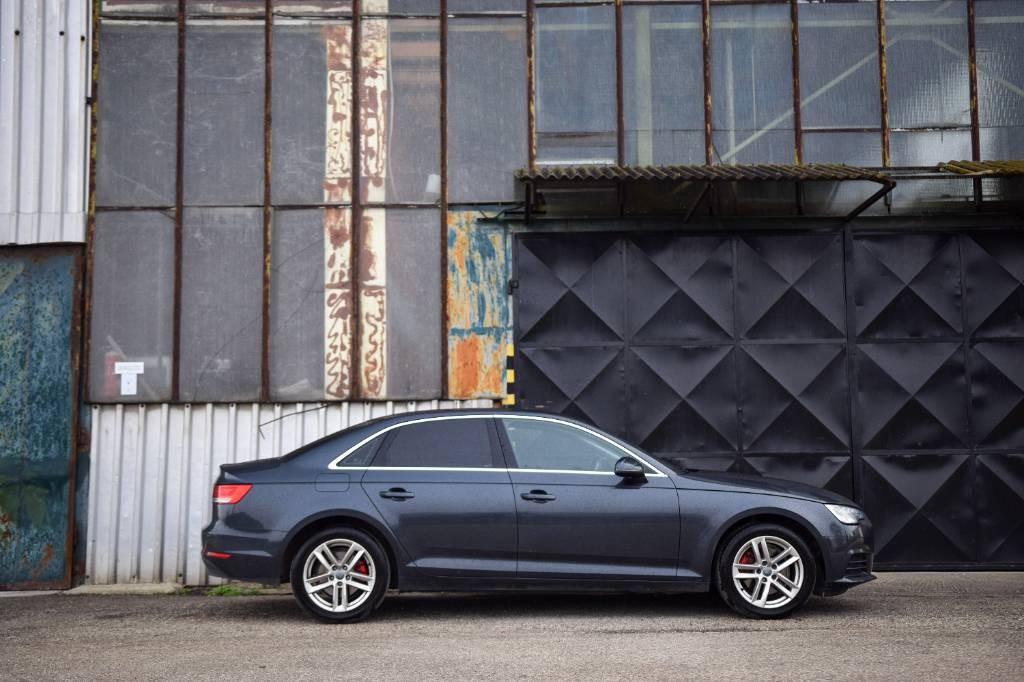 Audi A4 2.0 TDI S-LINE, PREVERENÉ VYMENENÉ ROZVODY BRZDY OLEJ a FILTRE SERVISNÁ KNIHA