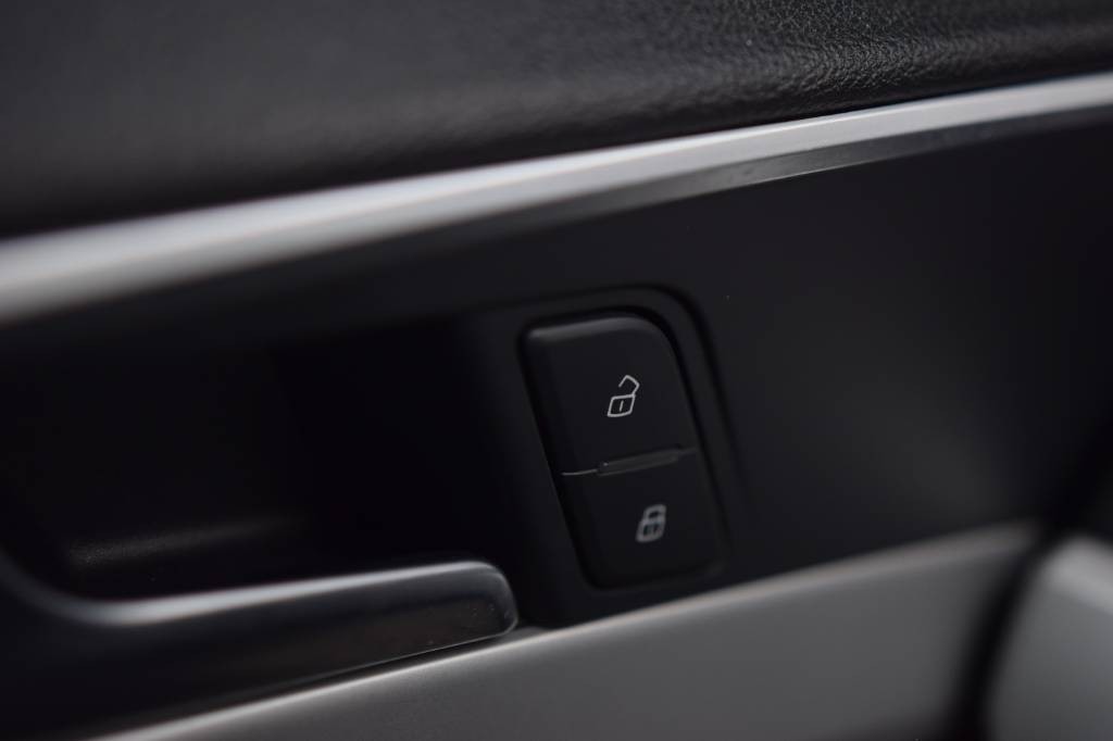 Audi A4 2.0 TDI S-LINE, PREVERENÉ VYMENENÉ ROZVODY BRZDY OLEJ a FILTRE SERVISNÁ KNIHA